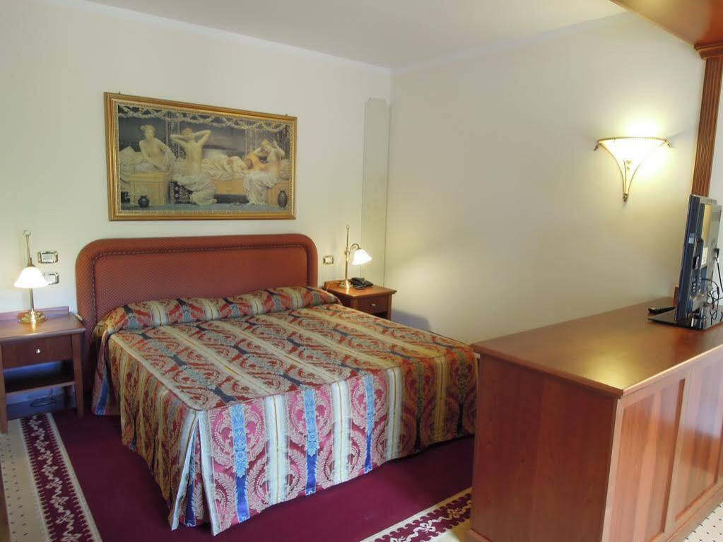 Hotel Le Grotte Genga  Exterior photo